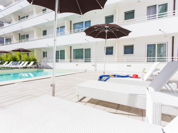 hotelmokambo en offer-june-design-hotel-cesenatico-with-pool 014