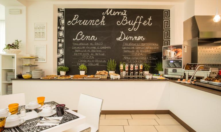Buffet avec menu brunch et dîner sur tableau noir.
