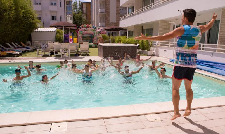 Cours d'aquagym dans la piscine avec instructeur et participants.