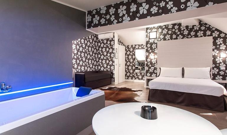 hotelmokambo it offerta-speciale-notte-rosa-luglio-a-cesenatico-in-hotel-per-coppie 007