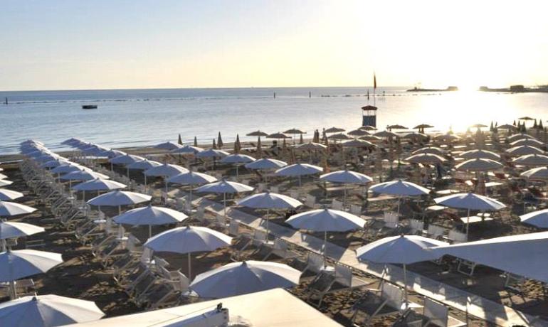 hotelmokambo it offerta-notte-rosa-cesenatico-in-design-hotel-con-piscina 004