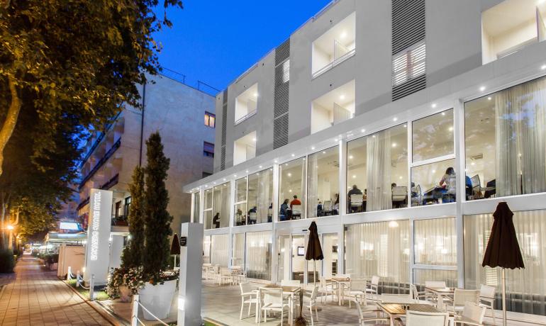 hotelmokambo de gelegenheiten-im-august-in-einem-low-cost-hotel-in-cesenatico-mit-pool 004