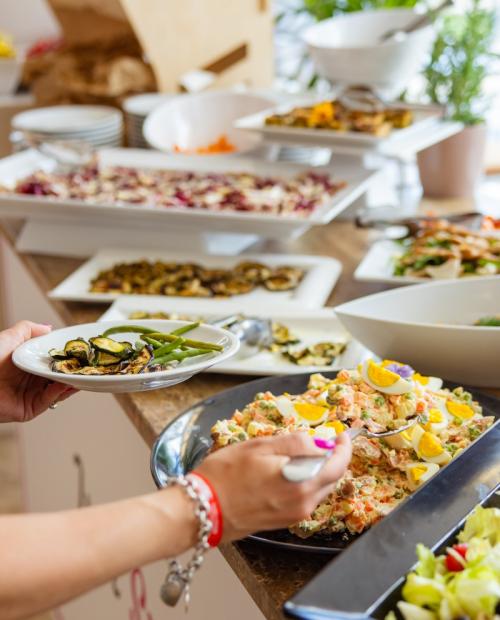 Buffet avec des plats colorés et frais, servis sur une table.