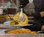 Buffet ricco di verdure, salumi e salse su un tavolo elegante.