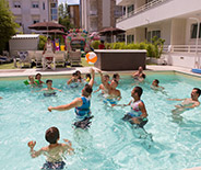 Piscina per bambini con giochi gonfiabili e decorazioni marine.