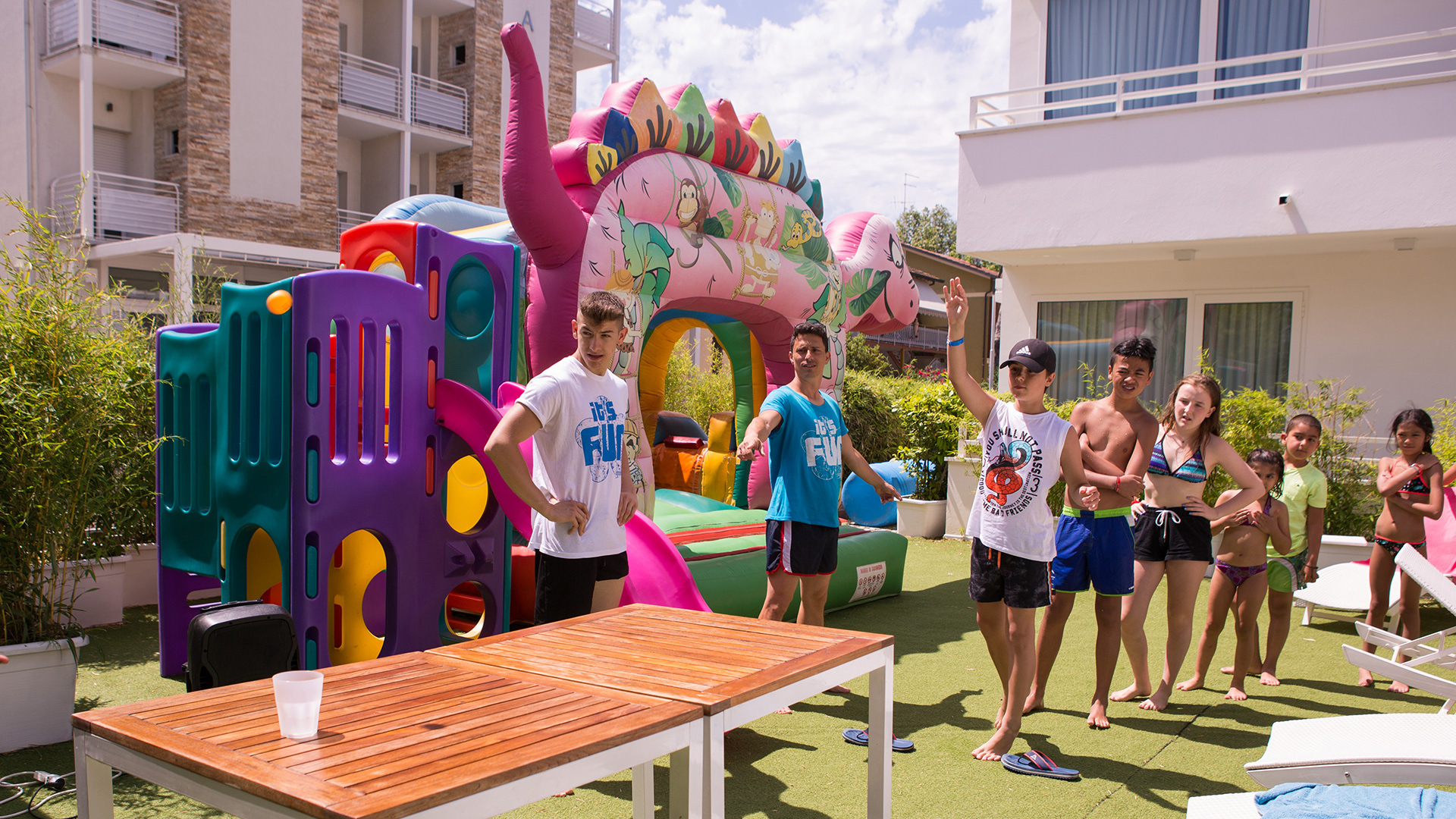 Famiglia gioca e colora insieme in un vivace ambiente per bambini.